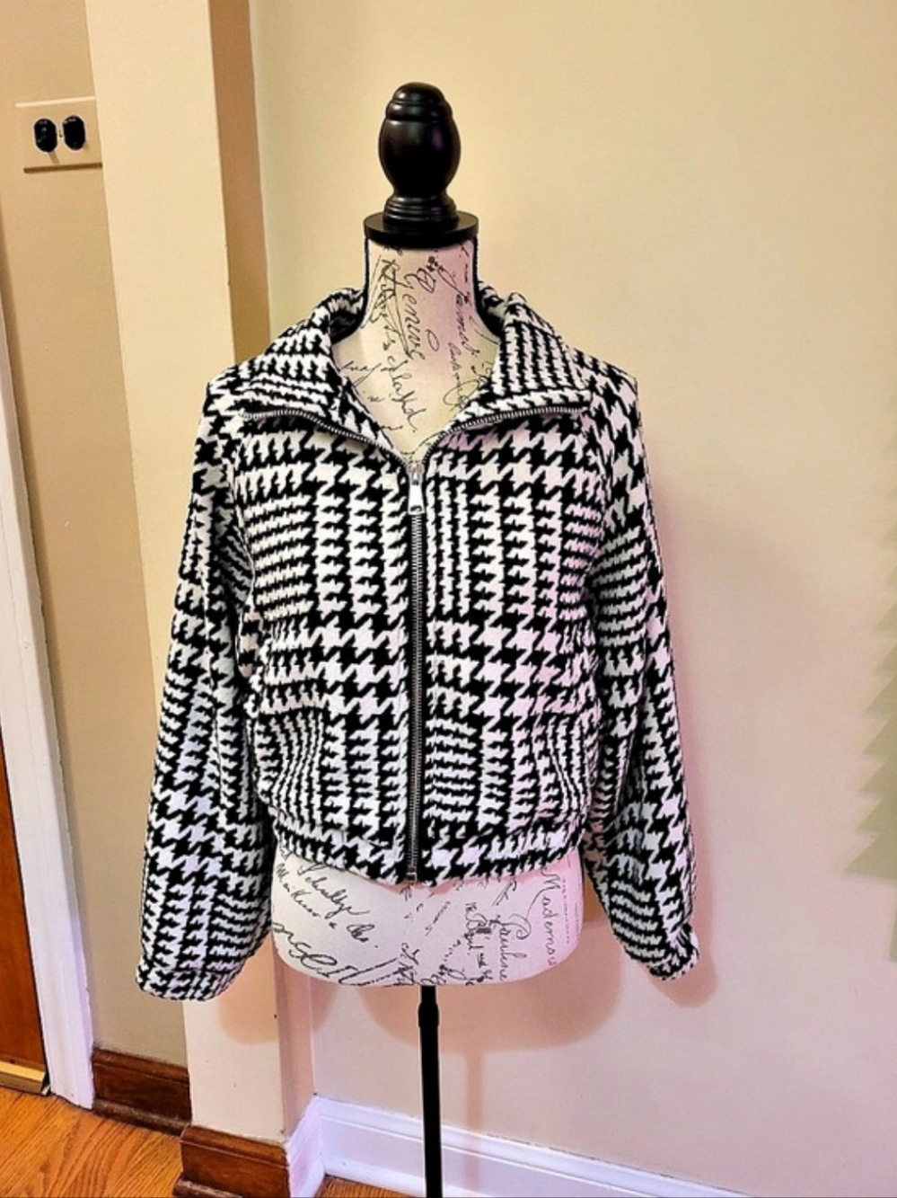 Forever 21 Houndstooth Jacket in Black & White Size Medium